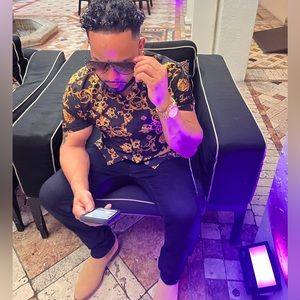 Men’s Gold print top